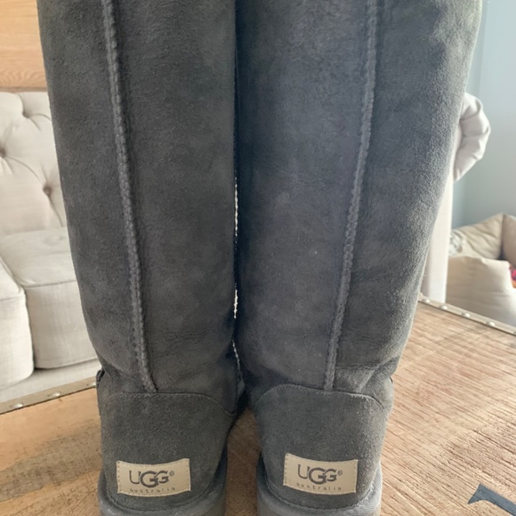 Like New Classic Tall Grey Uggs Women's size 6 - Picture 4 of 6